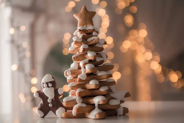 Dekorasi Natal Pohon Natal Dari Gingerbreads Dengan Lampu Bokeh — Stok Foto