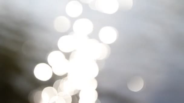 lumières bokeh brillant contre l'ondulation de l'eau floue  