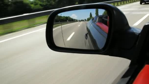 Widok Lusterku Samochodowym Samochodu Poruszającego Się Autostradzie Wideo — Wideo stockowe