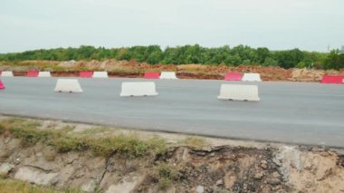 Kırmızı ve beyaz ağır plastik bariyerler, yolda ekipman barikatları