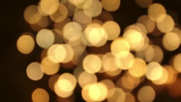 lumières bokeh brillant contre l'ondulation de l'eau floue  