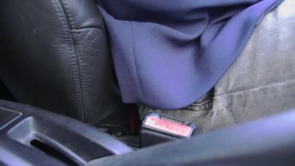 Erkek Eli Arabanın Emniyet Kemerini Bağlar Araba Sürmeden Önce Emniyet — Stok video