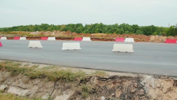 道路上の赤と白のヘビーデューティプラスチック製の障壁 機器のバリケード — ストック動画