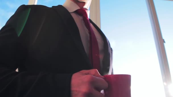 Hombre Negocios Con Café Con Corbata Roja Vídeo — Vídeo de stock