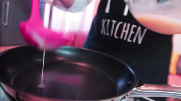 Tablier Homme Dans Les Crêpes Cuisine — Video