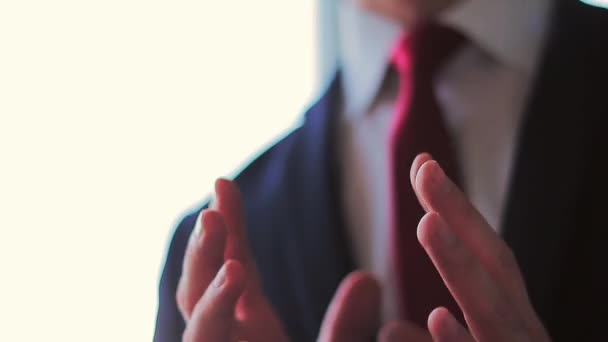 Geschäftsmann Mit Roter Krawatte Gestikuliert Video — Stockvideo