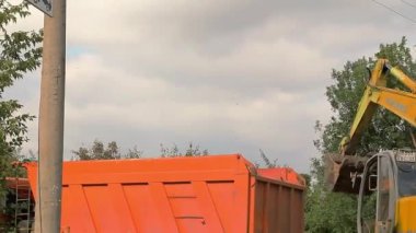 Kazıcı Çöp Kamyonu Kazıyor ve Yüklüyor