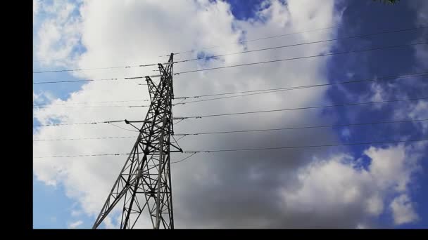 Elektrik Direği Üzerinde Bulutlu Mavi Gökyüzü Olan Bir Anten Ile — Stok video