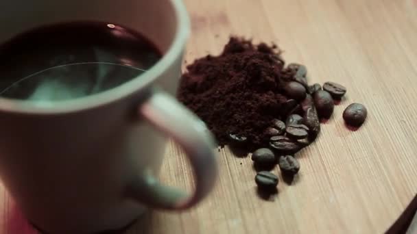 コーヒーカップとコーヒー豆の背景 — ストック動画