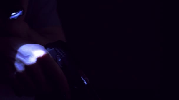 Людина Пістолетом Ліхтарем Темній Кімнаті — стокове відео