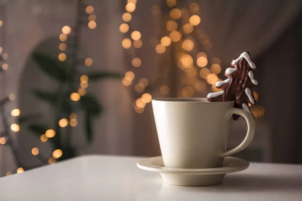 Kaffe Kopp Och Julgran Pepparkakor Med Bokeh Ljus Jul Dekoration Royaltyfria Stockbilder