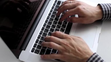 İşadamı dizüstü bilgisayar kullanarak