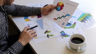 İstatistiklerle Çalışan İşadamı