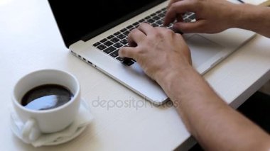 İşadamı çalışma ve ofiste kahve içme