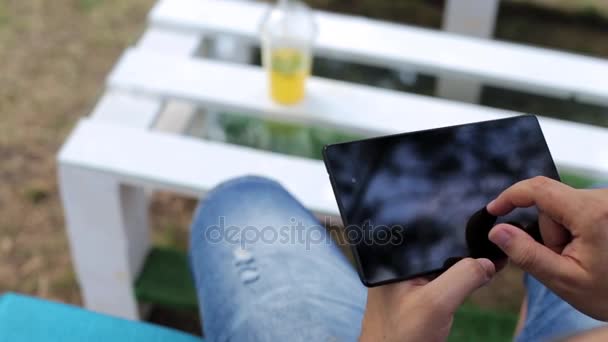 Homem usa tablet digital no café — Vídeo de Stock