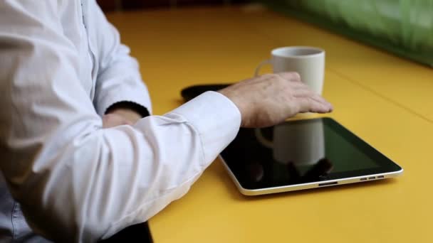 Online winkelen met digitale tablet — Stockvideo