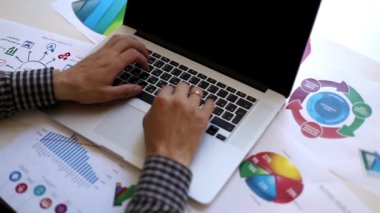 Ofiste bir dizüstü bilgisayar ile çalışan adam