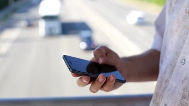 Primer plano de un hombre que usa un teléfono inteligente móvil — Vídeo de stock