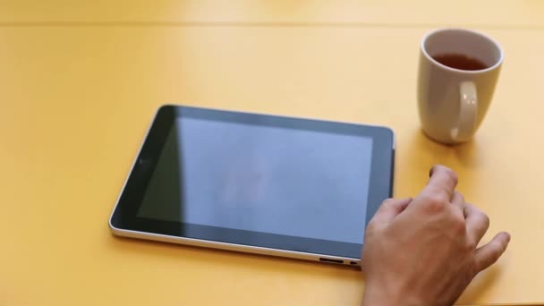 Homem usa tablet — Vídeo de Stock