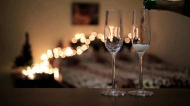 Adam şampanya Gözlükte dökülen.