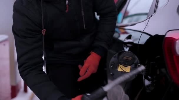 Мужчина заливает бензин в машину — стоковое видео