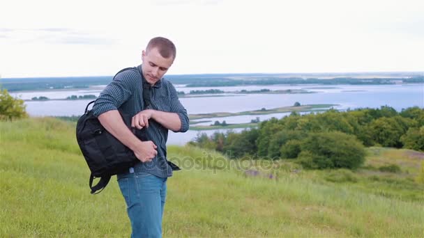 Турист з компасом в горах — стокове відео