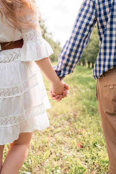 Närbild av par som håller händerna — Stockfoto