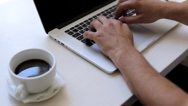 Freelancer использует ноутбук в офисе — стоковое видео