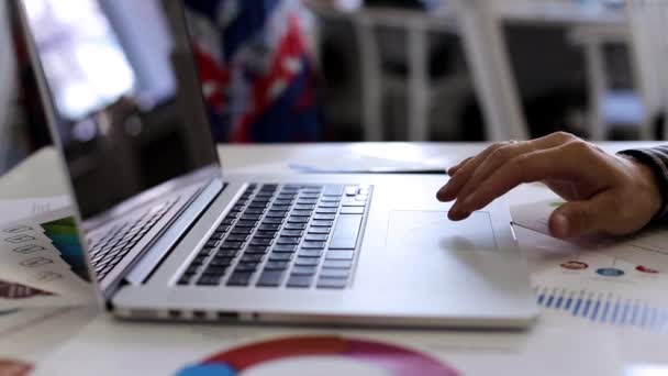 Businessman working with laptop — Stock Video