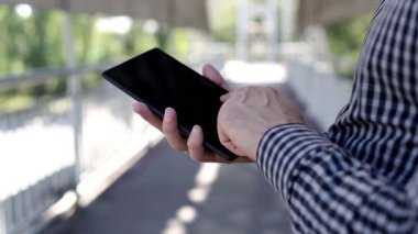 Dijital tablet kullanarak biri yakın çekim