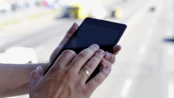 Gros plan d'un homme utilisant une tablette numérique sur le pont — Video