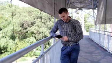 Adam dijital tablet kullanır