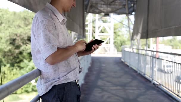 Hombre utiliza tableta digital — Vídeos de Stock