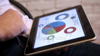 Grafik tablet ile analiz işadamı