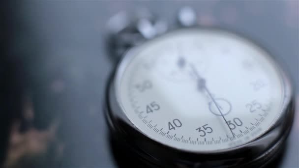 Reloj sobre un fondo oscuro — Vídeo de stock