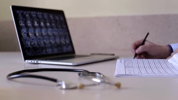 Médecin prenant des notes dans le journal — Video