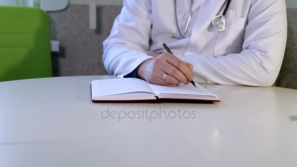 Docteur écrit une ordonnance — Video