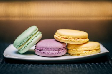 Ahşap bir masa üzerinde Fransız macarons