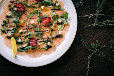 Somon carpaccio yakın çekim