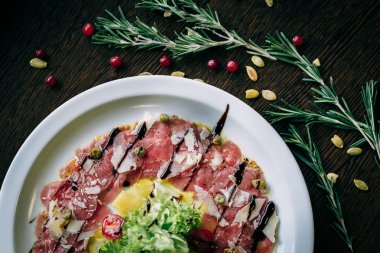 Beyaz bir tabak içinde Dana carpaccio