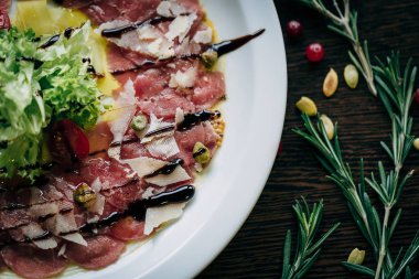 Et ve sebze beyaz bir plaka üzerinde