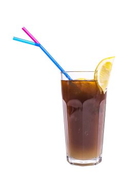 Alkollü kokteyl cola ve limon ile
