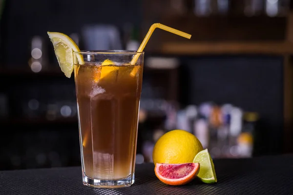 Alcoholic cocktail with cola and limon — Stock Photo, Image