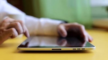 Tablet üzerinde çalışan adam