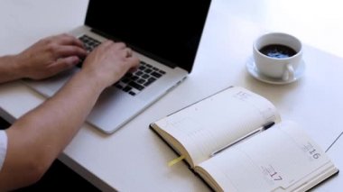 Ofiste bir dizüstü bilgisayar ile çalışan adam