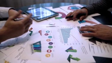 İş ortakları birlikte çalışıyor.