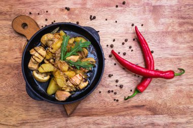 Sıcak Porsiyonlama tava tavuk ve patates ile