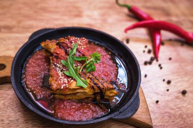 Lazanya bolognese sıcak bir tavada