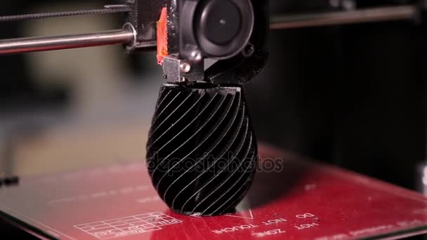 3D-printer worden afgedrukt op een vaas — Stockvideo