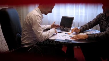 Takım çalışması grafikleriyle istatistikleri üzerinden. İş toplantısı